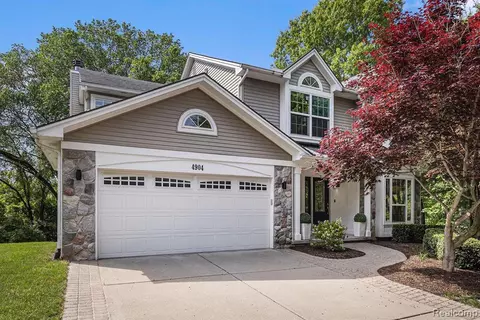 4904 Greenview Dr, Commerce Twp, MI 48382