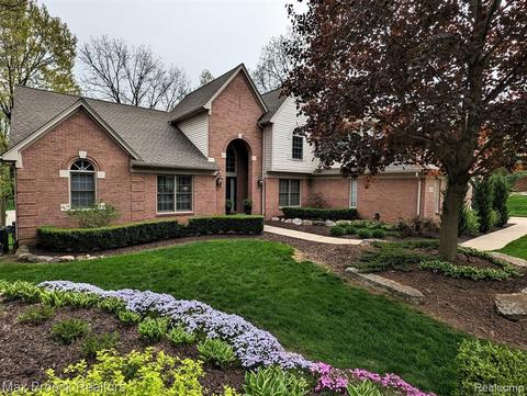 1055 Indianpipe Rd, Lake Orion, MI 48360