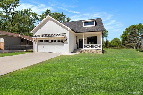 624 S Winding Dr, Waterford, MI 48328