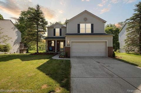 7622 Ring Neck Dr, Waterford, MI 48327