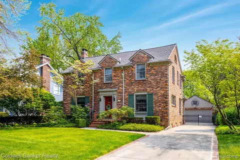 558 Lincoln Rd, Grosse Pointe, MI 48230
