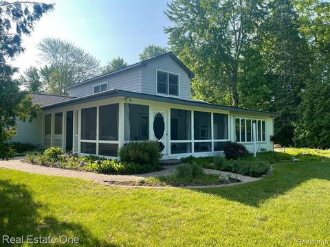 5171 Thornapple Dr, Waterford, MI 48327