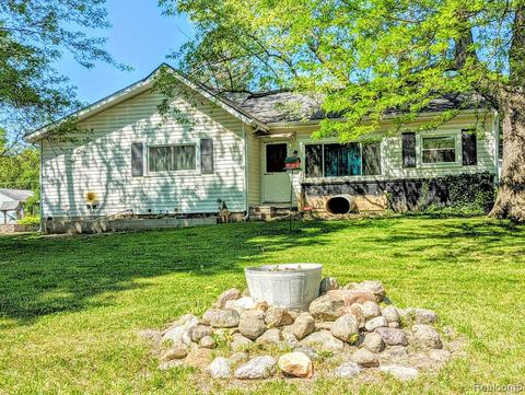 6883 Jefferson Rd, North Branch, MI 48461