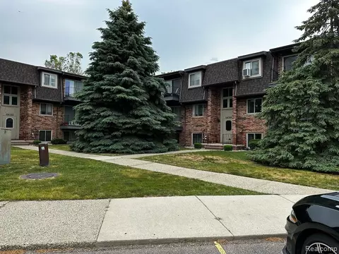 508 Riviera Dr #155, Saint Clair Shores, MI 48080