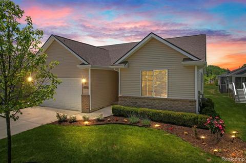 4450 Cross Creek Blvd, Burton, MI 48509