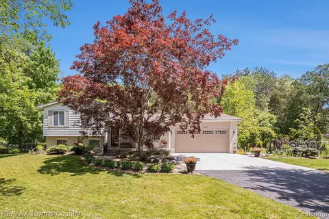 5070 Potawatami Trl, Flushing, MI 48433