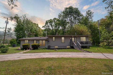 835 W Wardlow Rd, Highland, MI 48357