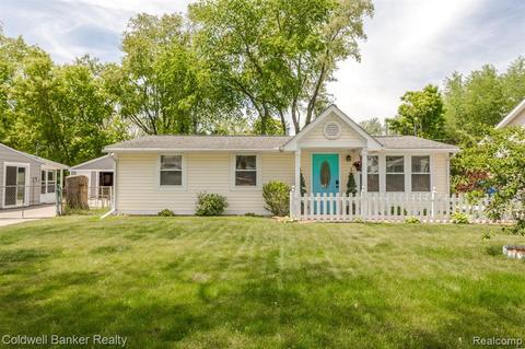 2067 Hoeft Dr, Commerce Twp, MI 48390