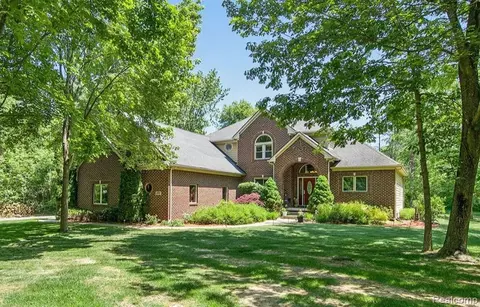 5890 Katie Ln, Ann Arbor, MI 48105