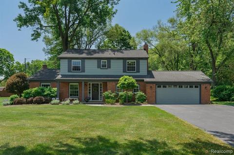 2789 New England Dr, Rochester Hills, MI 48309