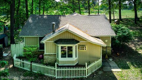 4793 Hickory Dr, Highland, MI 48356