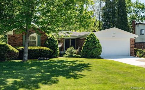 29770 N Bedford St, Southfield, MI 48076