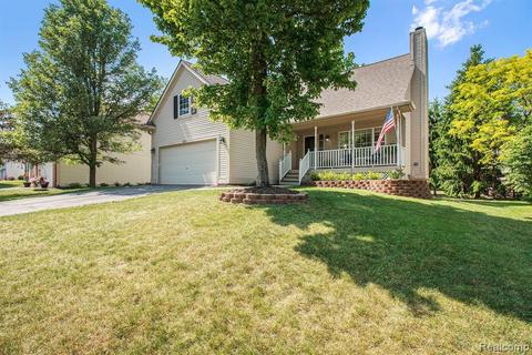 2571 Ravineside Ln N, Howell, MI 48843