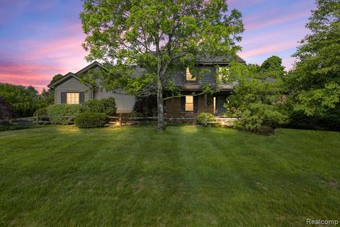 5255 Paula Crest Dr, Commerce Twp, MI 48382