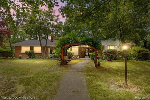 19321 Devonshire St, Beverly Hills, MI 48025