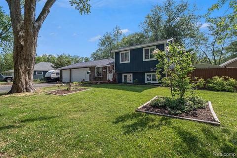 3279 Brookneal St, Commerce Twp, MI 48382