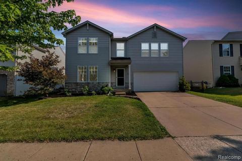 8621 Cass River Dr, Fowlerville, MI 48836