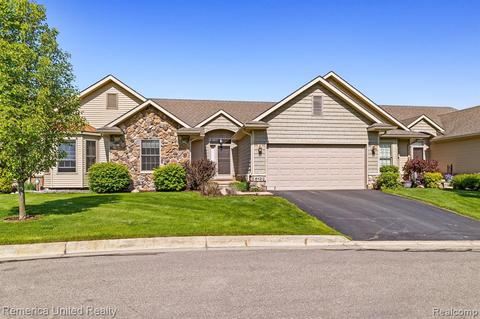812 Boxwood Ct, Brighton, MI 48116