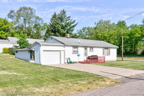 14 Division St, Oxford, MI 48371