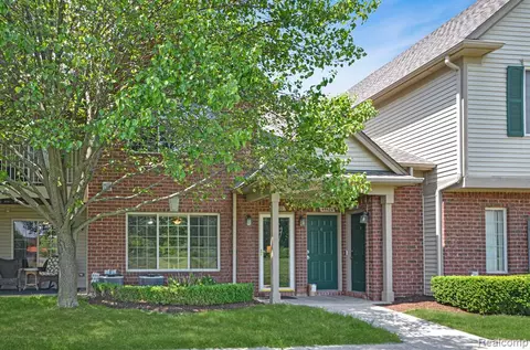 45520 Hidden View Ct, Utica, MI 48315