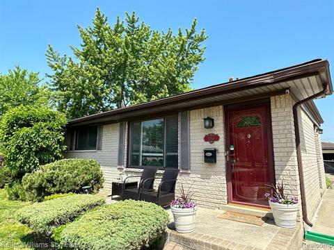27637 Larry St, Roseville, MI 48066