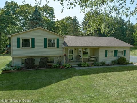 8317 Englewood Dr, Clarkston, MI 48346