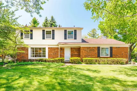 17676 Parke Ln, Grosse Ile, MI 48138