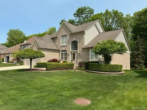 22251 Beech Knoll Dr, Macomb, MI 48044
