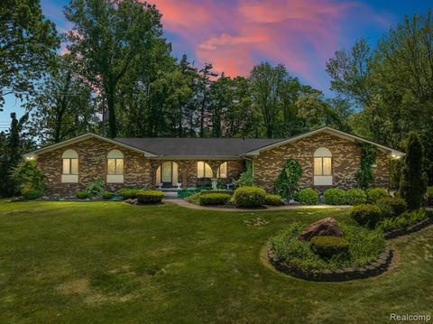 7250 Holiday Dr, Bloomfield Hills, MI 48301