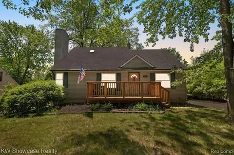 3659 Brookdale Ln, Waterford, MI 48328