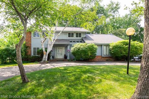 5710 Warrenshire Dr, West Bloomfield, MI 48322