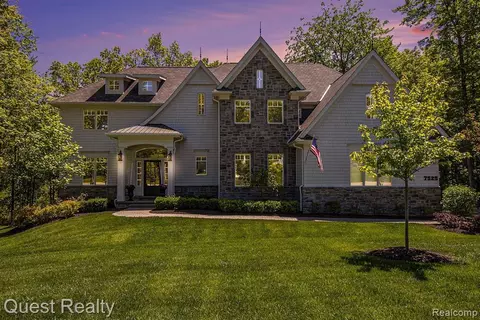 7525 Maple Ridge Dr, Clarkston, MI 48346