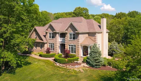 13273 Woodland Trl, Tyrone, MI 48430