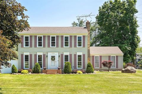 1024 Hayfield Rd, Rochester Hills, MI 48306