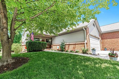 1020 Pinewood Ct, Brighton, MI 48116