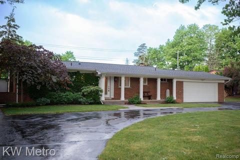 232 Ottawa Dr, Troy, MI 48085