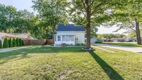 9620 Hazel St, Taylor, MI 48180