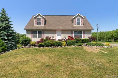 4040 Loves Creek Dr, Howell, MI 48843
