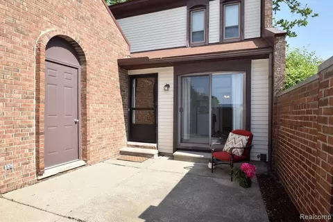 25010 Champlaign Dr, Southfield, MI 48034