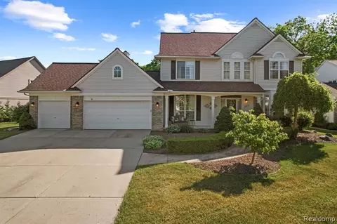 1113 Chestnut Ln, South Lyon, MI 48178