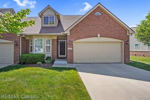 1045 Paddock Dr, South Lyon, MI 48178