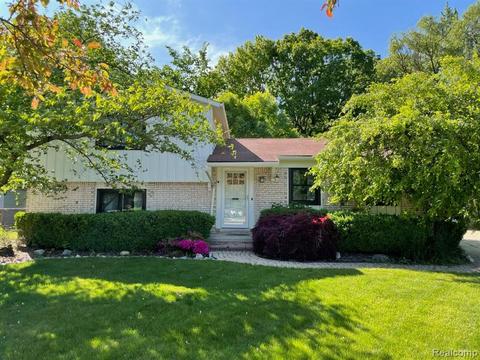 17351 Kuecken St, Clinton Township, MI 48038