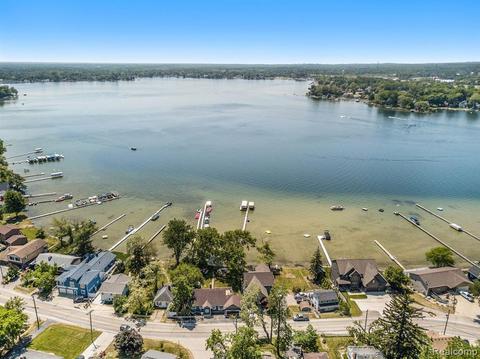 10530 Groomes Dr, Whitmore Lake, MI 48189