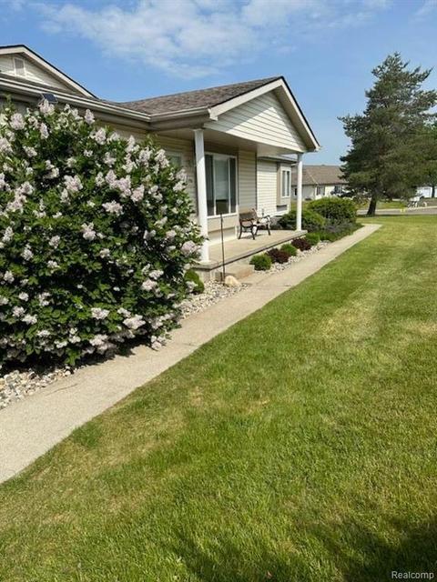1156 Parkside Cir, Grand Blanc, MI 48439