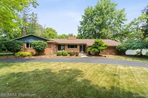 516 W Caledonia St, Howell, MI 48843