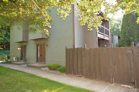 401 W Rockwell St, Fenton, MI 48430