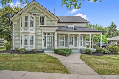 218 S Walnut St, Howell, MI 48843
