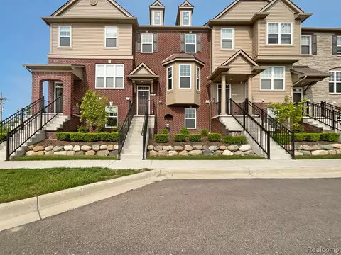 2984 Hartwick Dr, Rochester, MI 48307