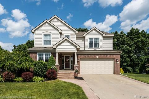 1674 Four Seasons Dr, Howell, MI 48843