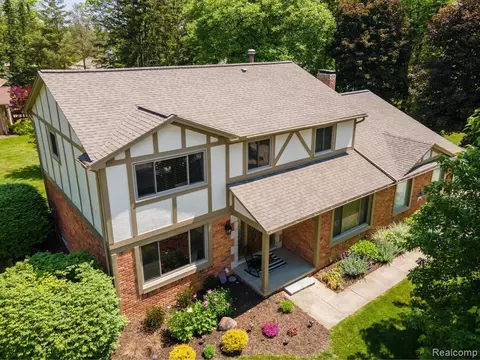 3060 Brandon Ct, Rochester Hills, MI 48309